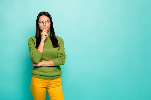 ragazza creativa guarda il pensiero spazio vuoto sfondo verde acqua