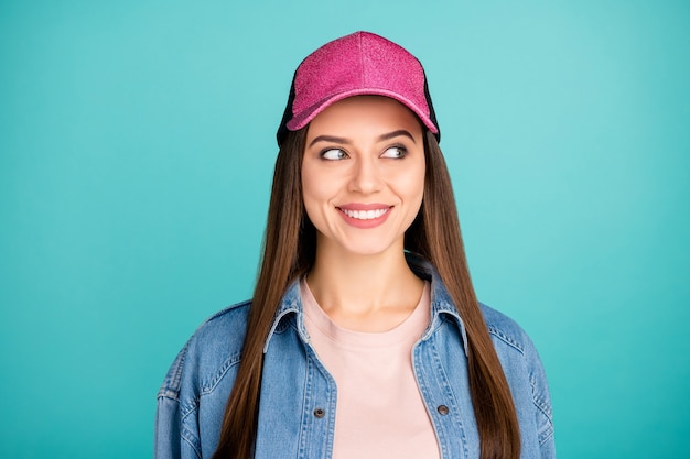 ragazza curiosa allegra piuttosto adorabile che indovina