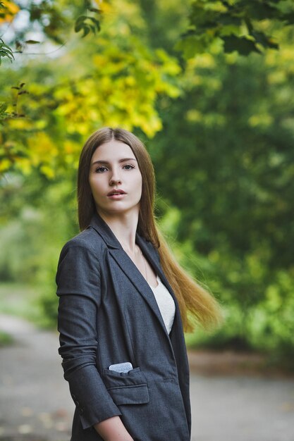 Ragazza d'affari sulla passeggiata autunnale 3672