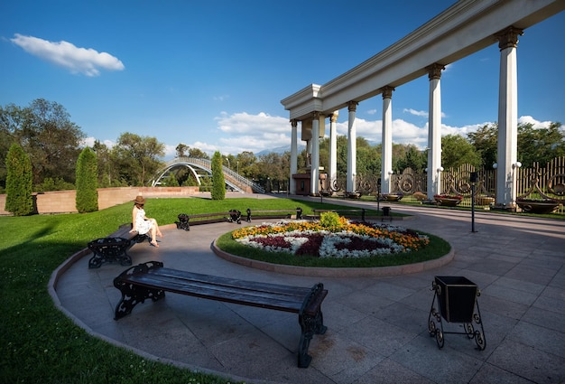 Ragazza d'estate nel parco