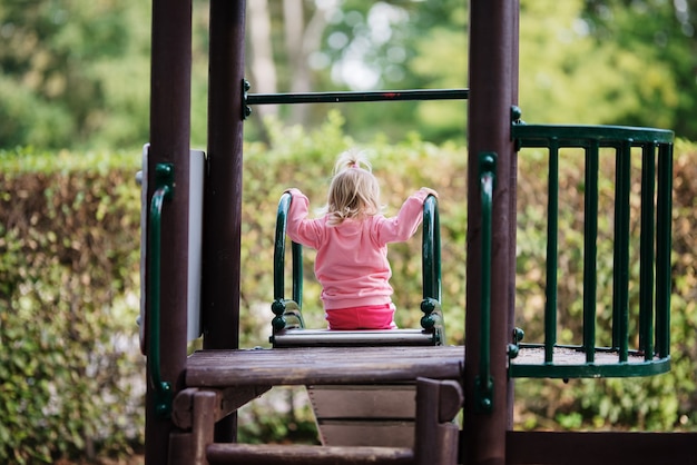 Ragazza dai capelli biondi al parco giochi