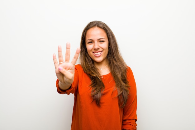 ragazza dai capelli castani che mostra numero quattro o quarto con la mano in avanti