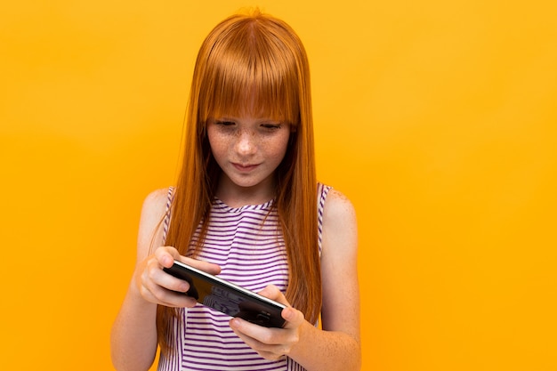 Ragazza dai capelli rossi invia un messaggio al telefono