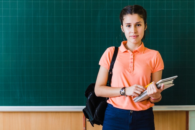 Ragazza davanti alla lavagna