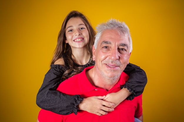 Ragazza del bambino che abbraccia suo nonno. festa del nonno