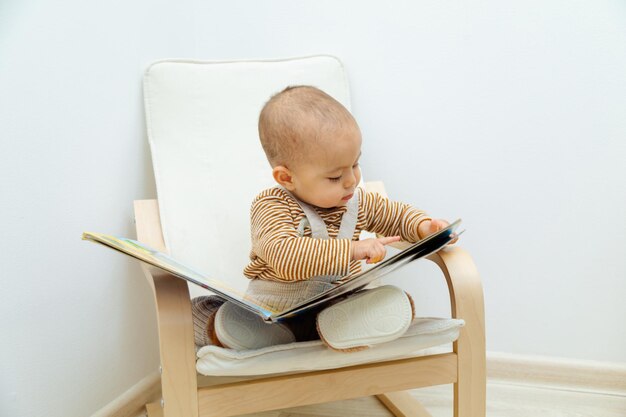 Ragazza del bambino che legge un libro