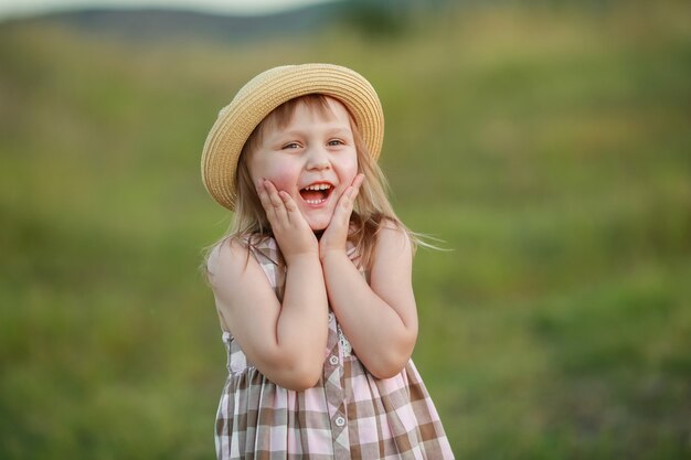 Ragazza del bambino che riposa nel campo estivo