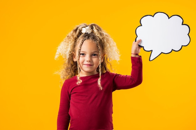 Ragazza del bambino che tiene la carta della bolla da sognoKid che tiene la nuvola da sogno