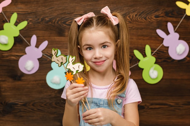 Ragazza del bambino che tiene una figurina del coniglietto