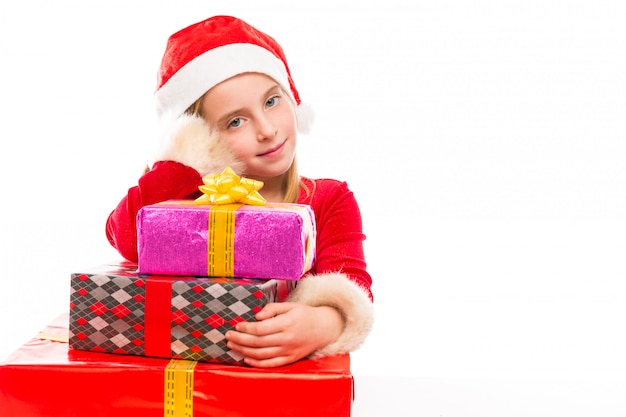 Ragazza del bambino di Santa di Natale felice eccitata con i regali del nastro