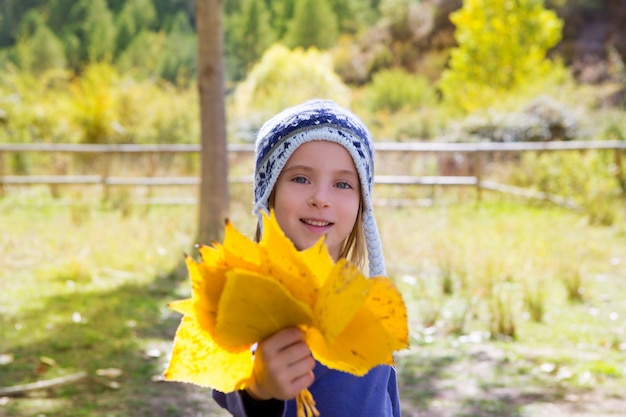 Ragazza del bambino nella foresta del pioppo di autunno