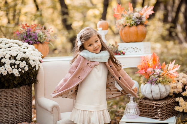 ragazza del bambino nella foresta di autunno