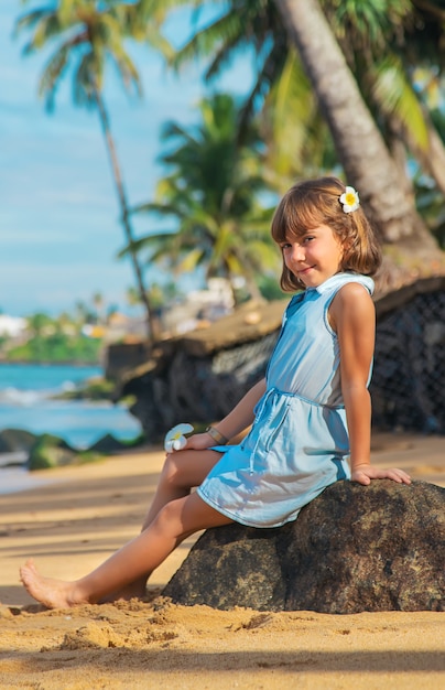 Ragazza del bambino sulla spiaggia nello Sri Lanka.