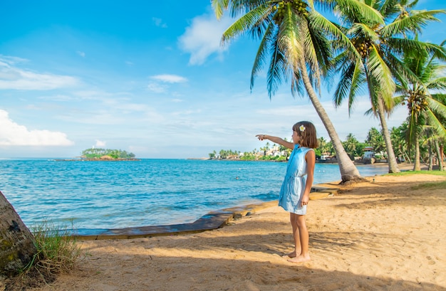 Ragazza del bambino sulla spiaggia nello Sri Lanka.