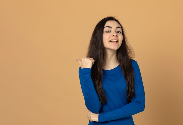 Ragazza del Brunette che porta felpa blu