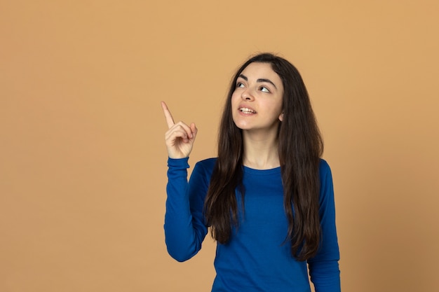 Ragazza del Brunette che porta felpa blu