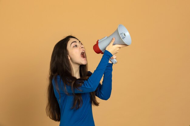 Ragazza del Brunette che porta felpa blu