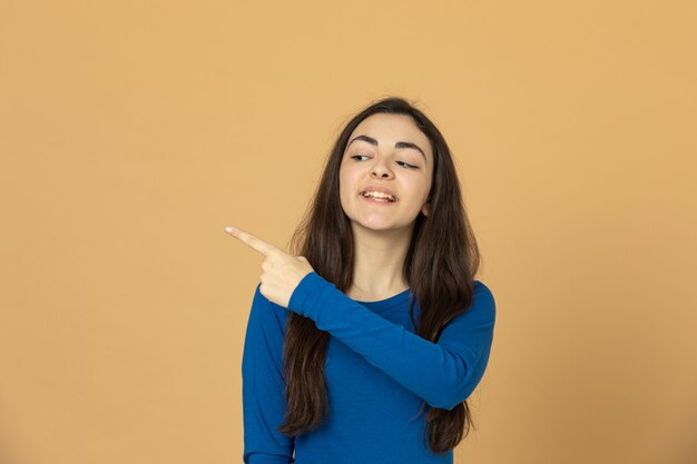 Ragazza del Brunette che porta felpa blu