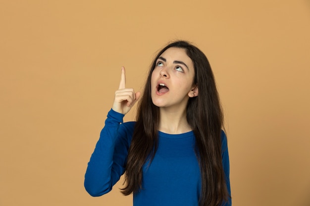 Ragazza del Brunette che porta felpa blu