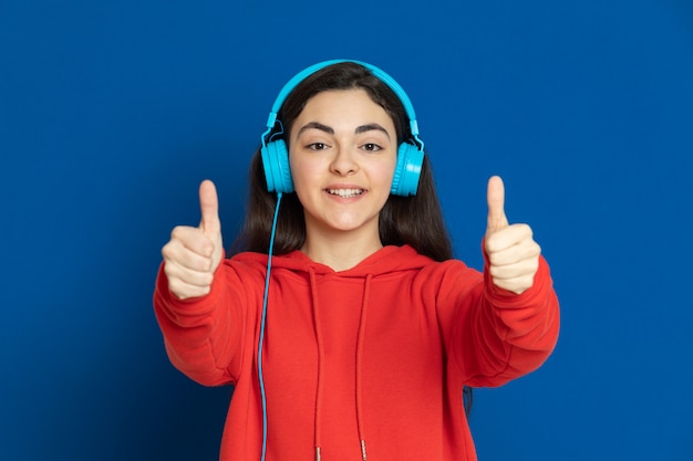 Ragazza del brunette che porta felpa rossa