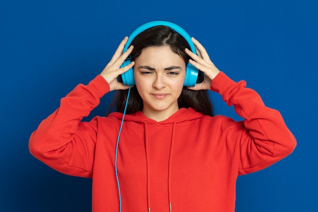 Ragazza del brunette che porta felpa rossa