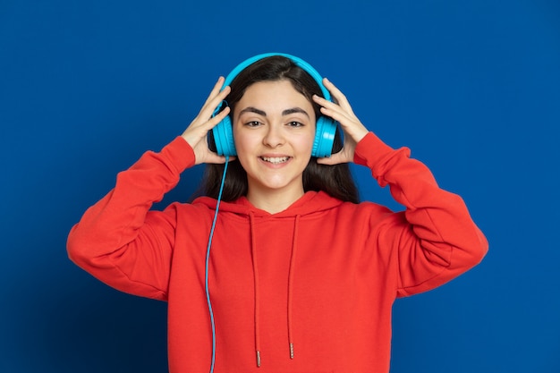 Ragazza del brunette che porta felpa rossa