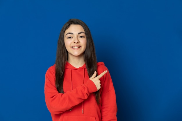 Ragazza del brunette che porta felpa rossa