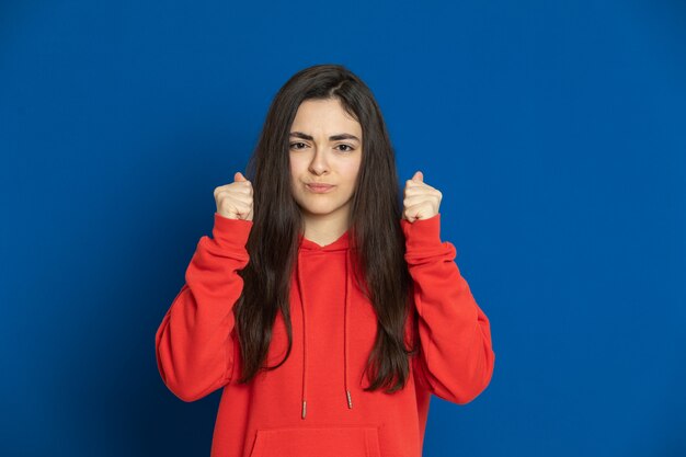 Ragazza del brunette che porta felpa rossa