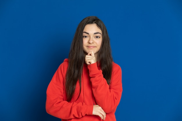 Ragazza del brunette che porta felpa rossa