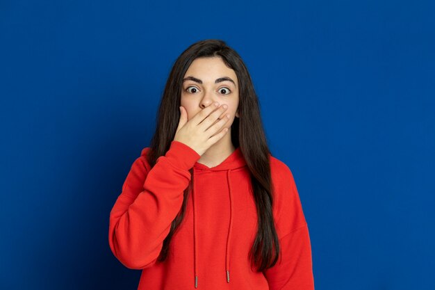 Ragazza del brunette che porta felpa rossa