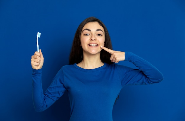 Ragazza del Brunette che porta maglia blu