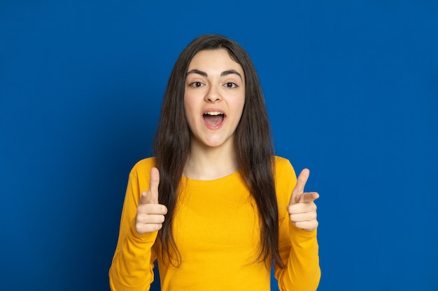 Ragazza del Brunette che porta maglia gialla