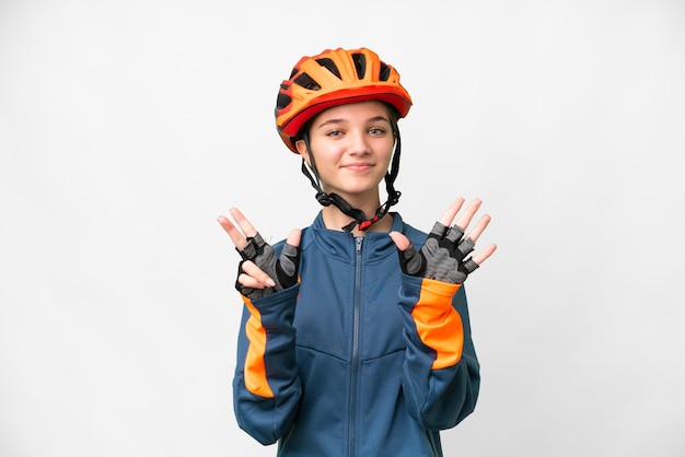 Ragazza del ciclista dell'adolescente sopra fondo bianco isolato che conta otto con le dita
