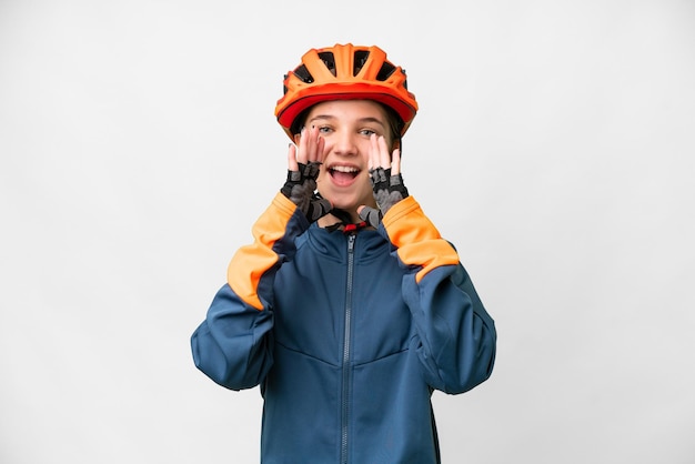 Ragazza del ciclista dell'adolescente sopra fondo bianco isolato che grida e che annuncia qualcosa