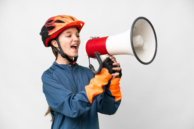 Ragazza del ciclista dell'adolescente sopra fondo bianco isolato che grida tramite un megafono