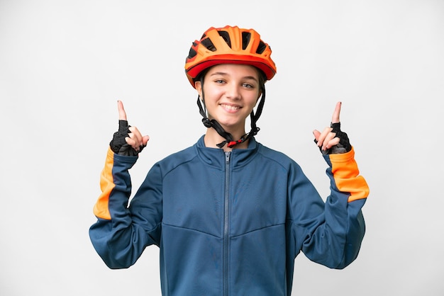 Ragazza del ciclista dell'adolescente sopra fondo bianco isolato che indica una grande idea