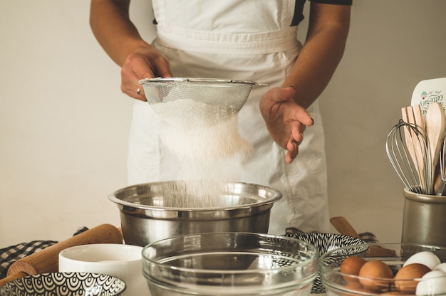 Ragazza del confettiere che prepara una torta