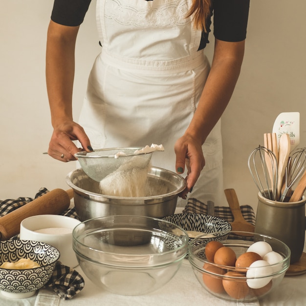 Ragazza del confettiere che prepara una torta