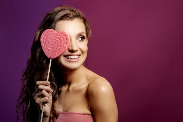 ragazza del modello di moda con il cuore di San Valentino, concetto di amore, giovane donna sorridente