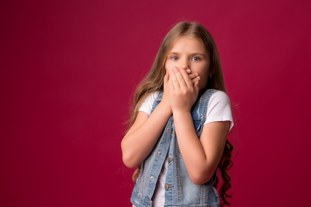 ragazza del prete si rallegra, tiene le mani faccia rosa, spazio per il testo