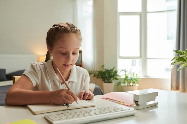 Ragazza del preteen che fa lavoro