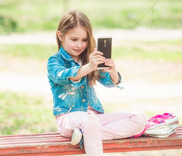 Ragazza del Preteen che prende le foto del selfie