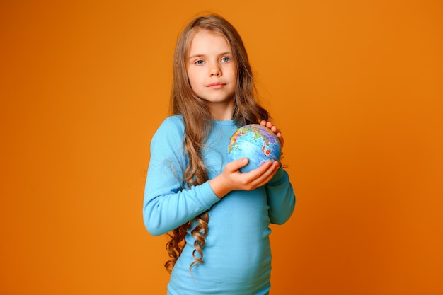 Ragazza del Preteen che tiene un globo della terra