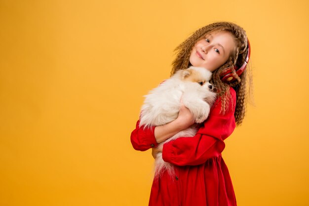 Ragazza del Preteen che tiene un piccolo cane in mano