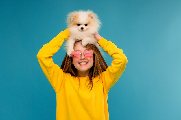 Ragazza del Preteen nel sorridere giallo dei vestiti