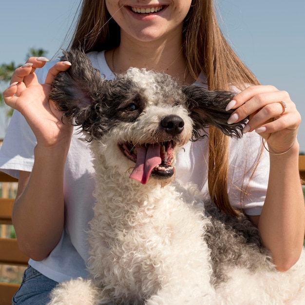 Ragazza del primo piano che tiene gli anni del cane