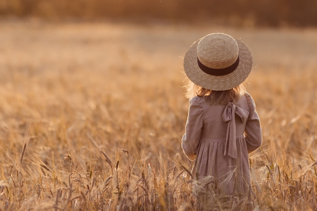 Ragazza del primo piano in un cappello di paglia