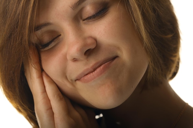 Ragazza del ritratto che dorme su fondo bianco