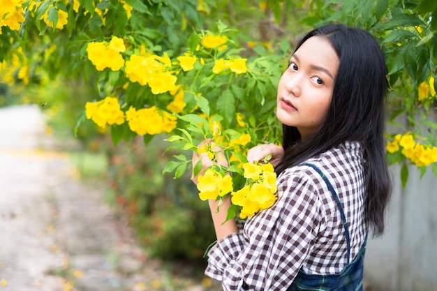 Ragazza del ritratto con i fiori gialli Ragazza asiatica