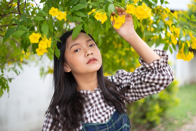 Ragazza del ritratto con i fiori gialli Ragazza asiatica